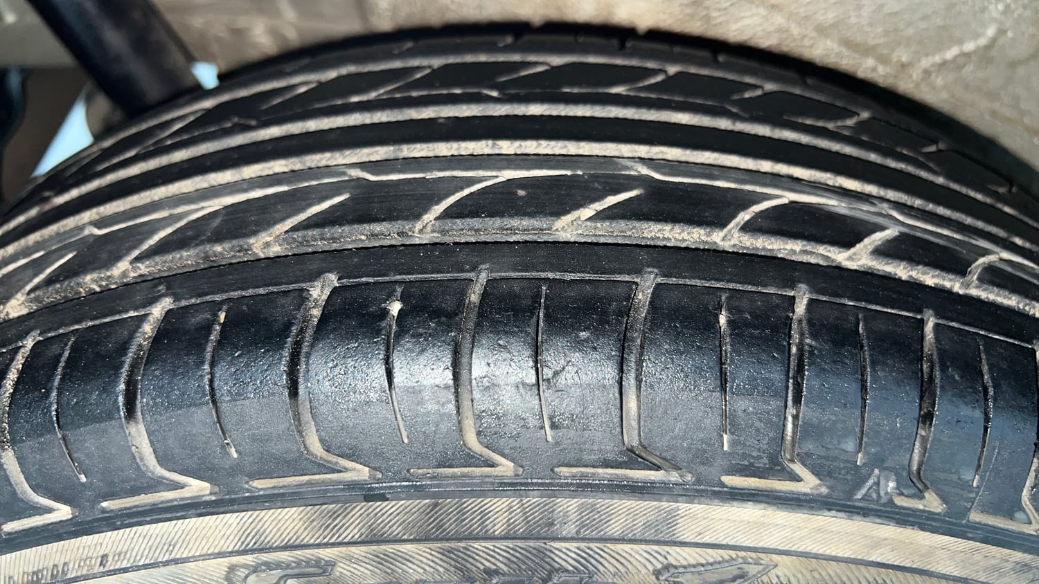 Used 2016 Maruti Suzuki Wagon R 1.0 VXI AMT Petrol Automatic tyres RIGHT REAR TYRE TREAD VIEW