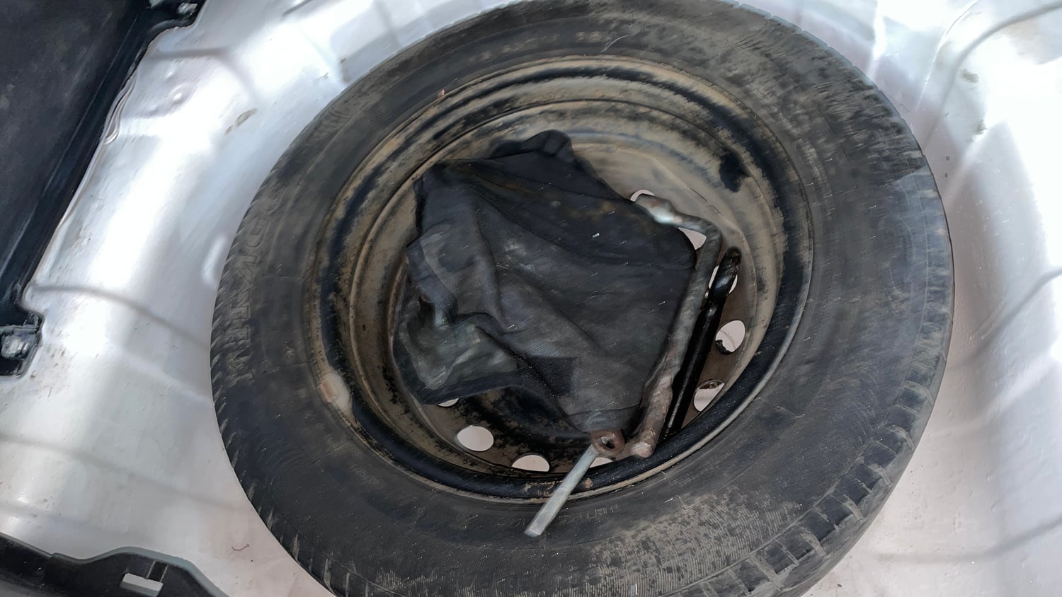 Used 2013 Hyundai i20 Magna (O) 1.2 Petrol Manual tyres SPARE TYRE VIEW