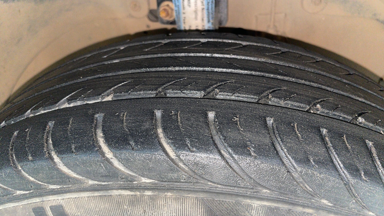 Used 2014 Ford Figo Duratorq Diesel ZXI 1.4 Diesel Manual tyres RIGHT FRONT TYRE TREAD VIEW