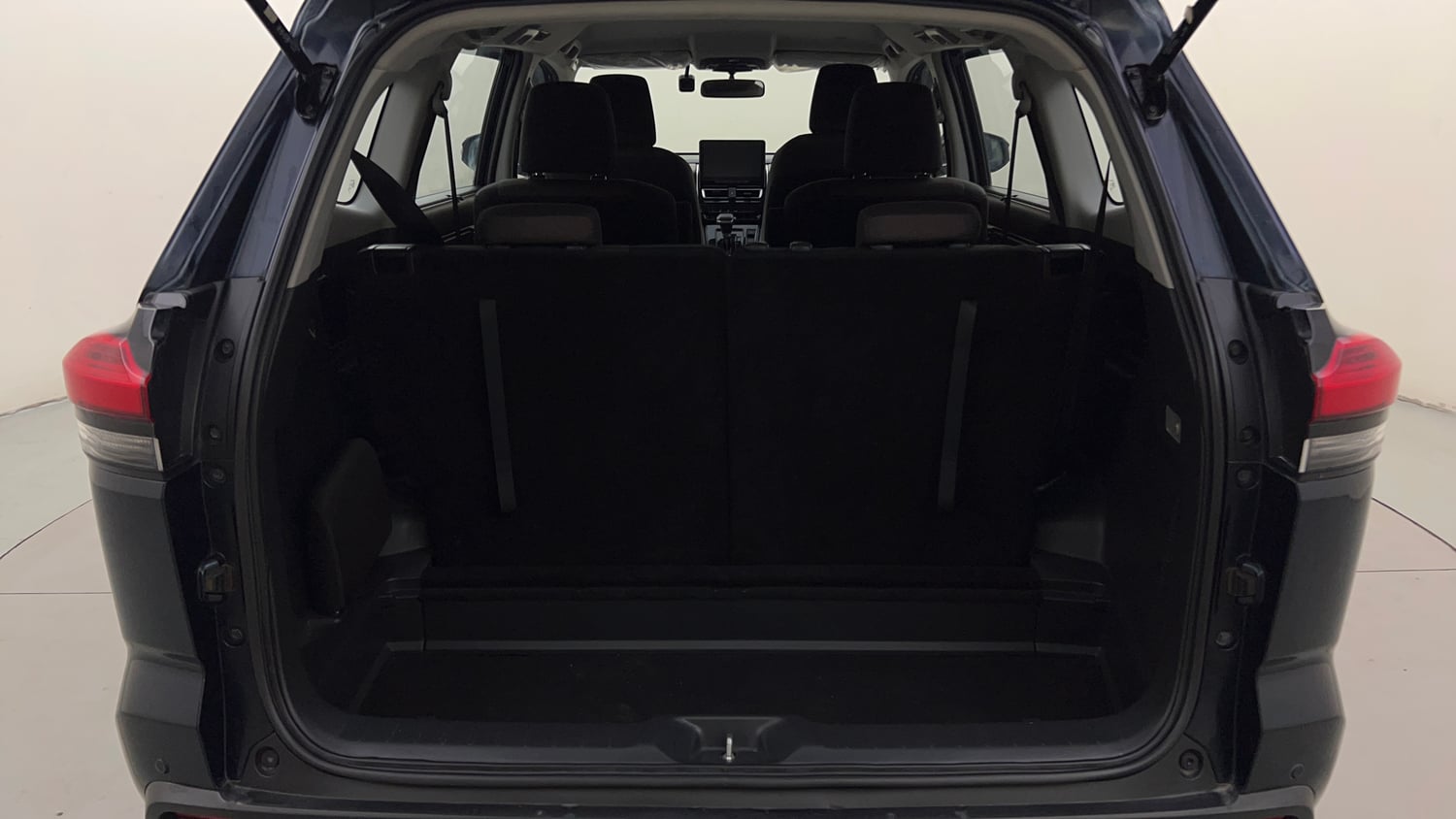 Used 2024 Toyota Innova Hycross GX (O) 7 STR Petrol Automatic interior DICKY INSIDE VIEW