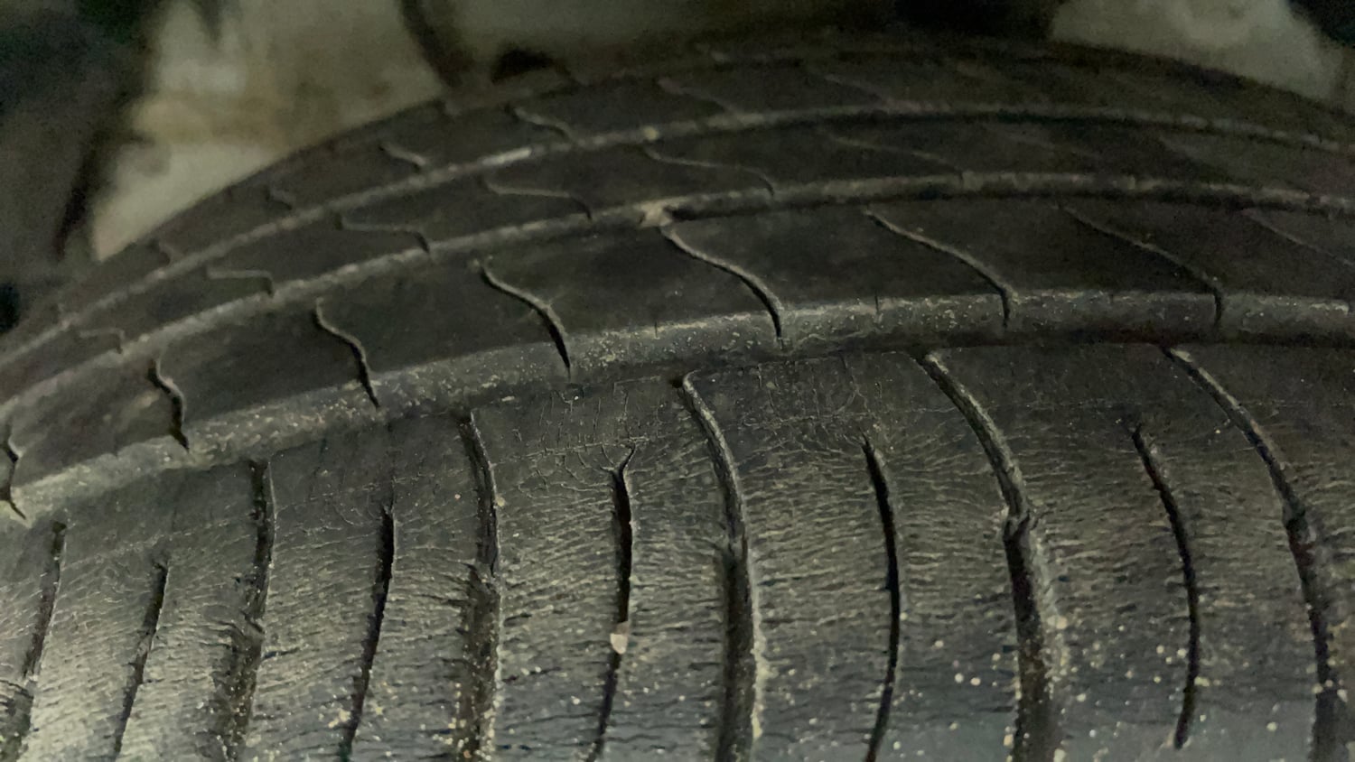 Used 2021 Mahindra XUV 300 W8 (O) 1.2 Petrol Petrol Manual tyres LEFT FRONT TYRE TREAD VIEW