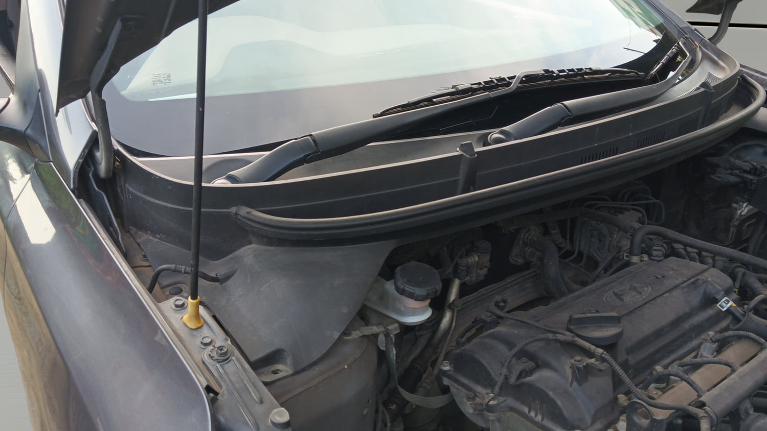 Used 2015 Hyundai Elite i20 Asta 1.2 Petrol Manual engine ENGINE RIGHT SIDE HINGE & APRON VIEW