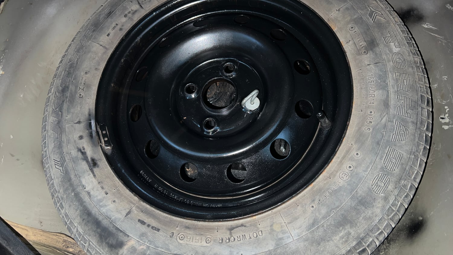 Used 2016 Maruti Suzuki Swift VXi Petrol Manual tyres SPARE TYRE VIEW
