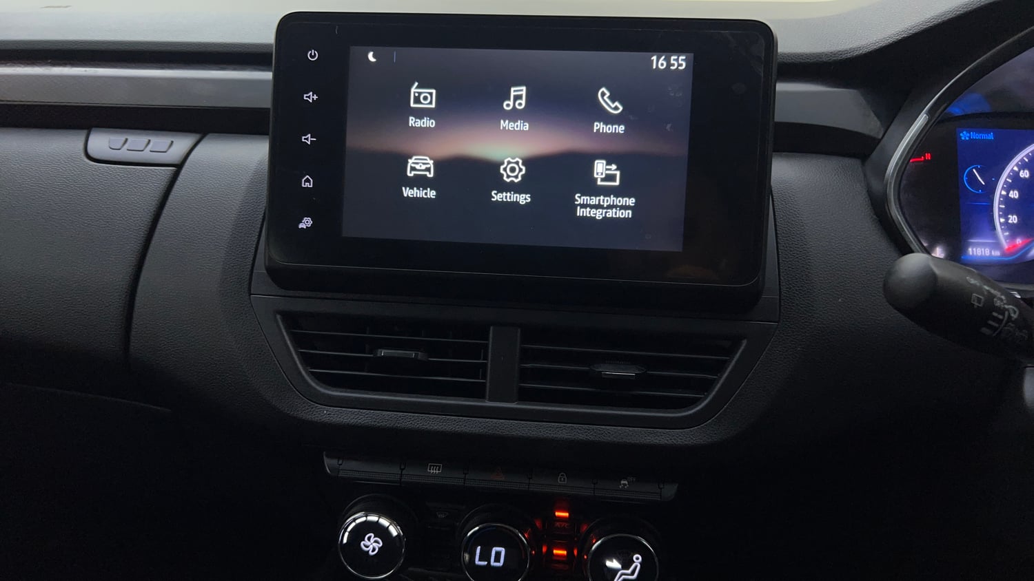 Used 2023 Renault Kiger RXZ MT Petrol Manual top_features Touch screen infotainment system