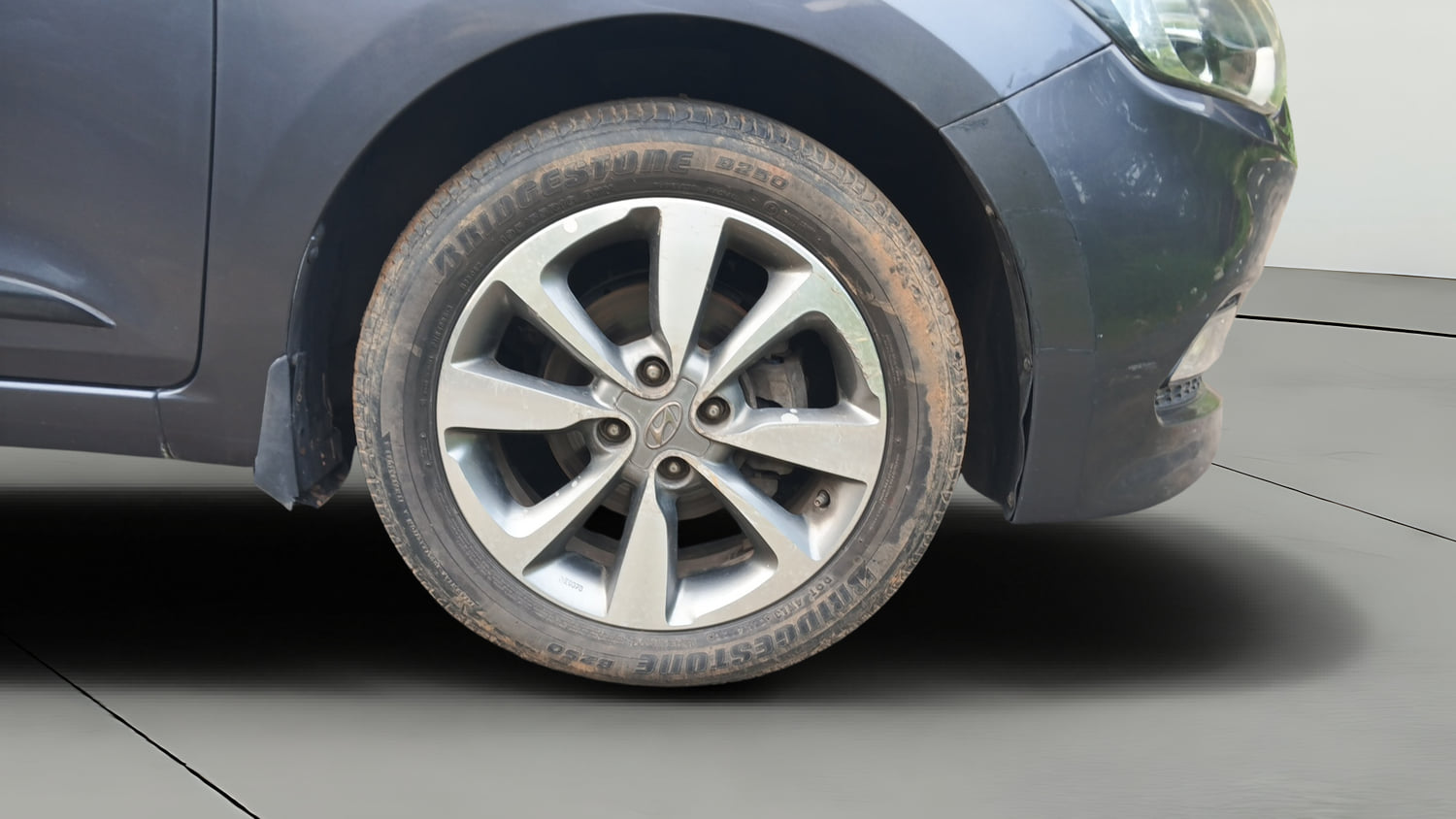 Used 2015 Hyundai Elite i20 Asta 1.2 Petrol Manual tyres RIGHT FRONT TYRE RIM VIEW