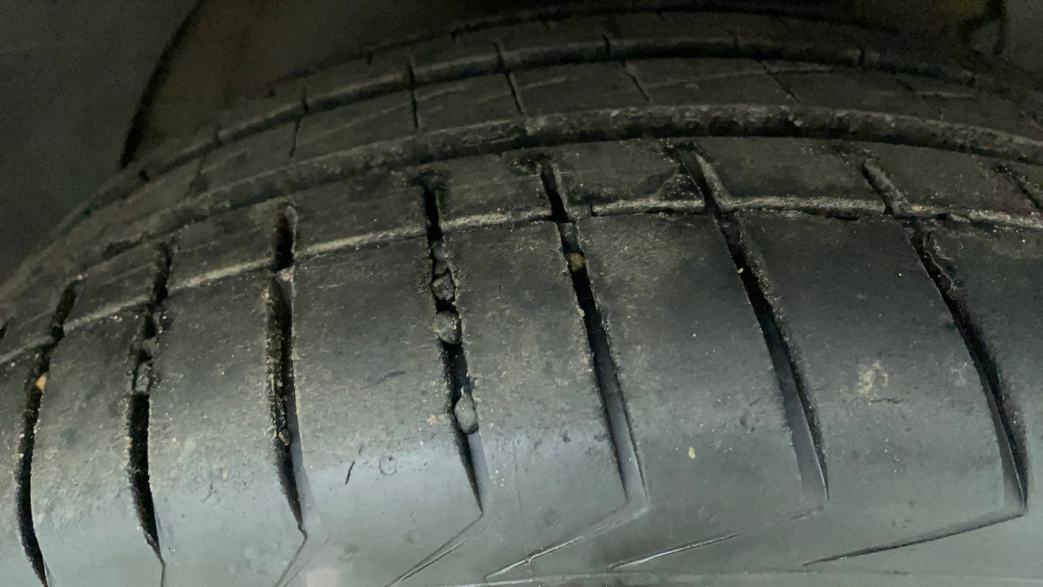 Used 2022 Mahindra XUV 300 W8 (O) 1.5 Diesel AMT Diesel Automatic tyres RIGHT FRONT TYRE TREAD VIEW