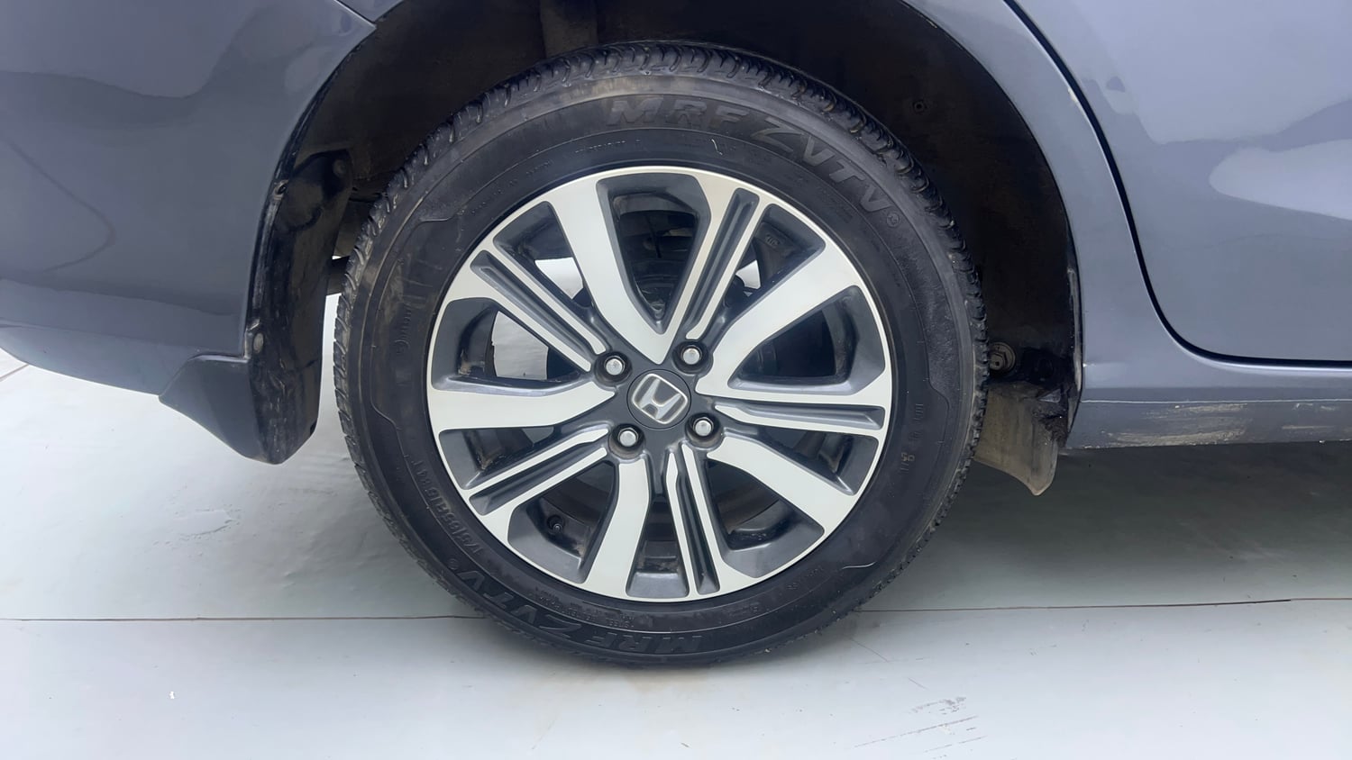 Used 2023 Honda Amaze VX CVT 1.2 Petrol Petrol Automatic tyres RIGHT REAR TYRE RIM VIEW