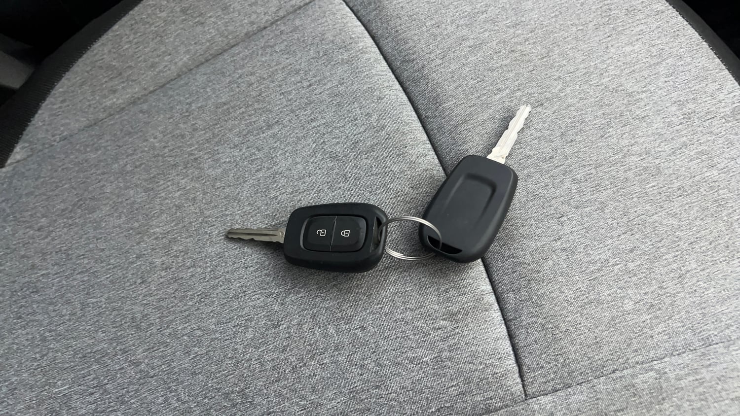 Used 2025 Renault Kiger RXL Petrol Manual extra CAR KEY VIEW