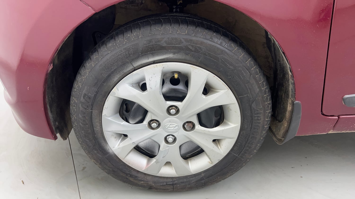 Used 2013 Hyundai Grand i10 Sportz 1.2 Kappa VTVT Petrol Manual tyres LEFT FRONT TYRE RIM VIEW