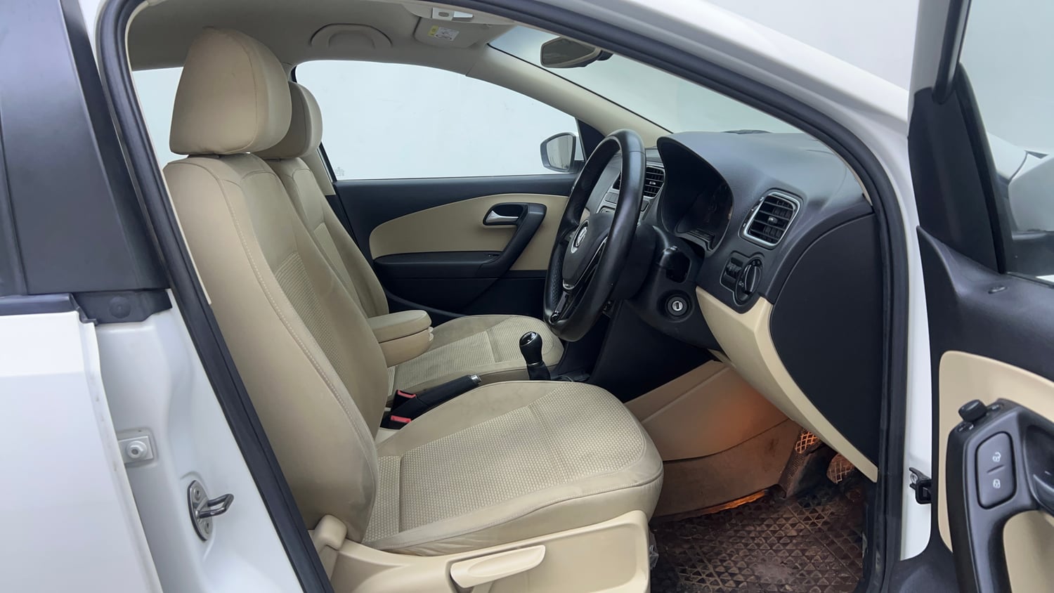 Used 2019 Volkswagen Ameo Highline1.0L (P) Petrol Manual interior RIGHT SIDE FRONT DOOR CABIN VIEW