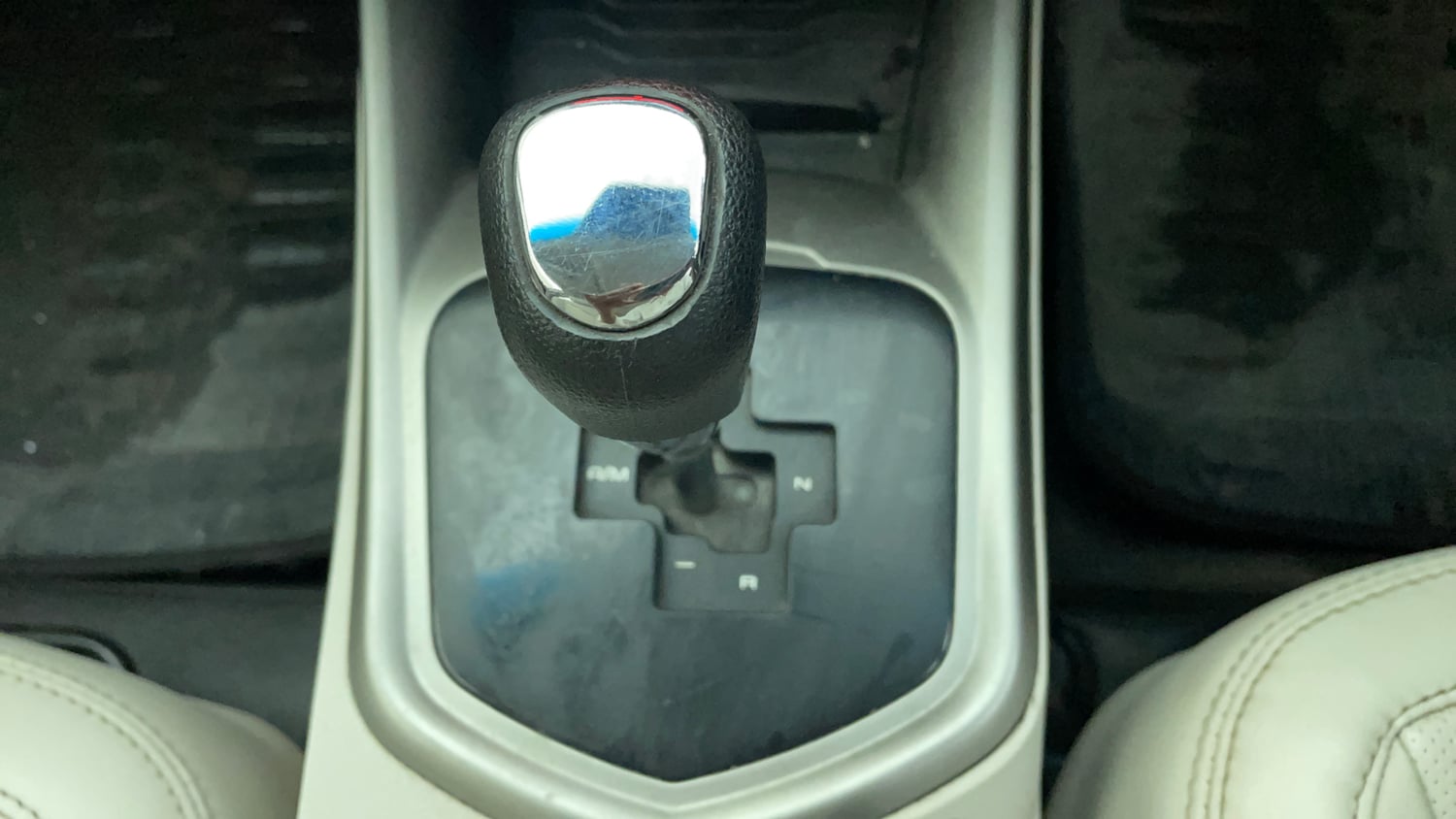 Used 2022 Mahindra XUV 300 W8 (O) 1.5 Diesel AMT Diesel Automatic interior GEAR  KNOB VIEW