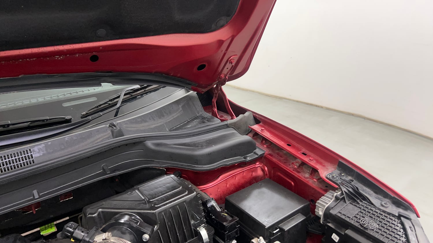 Used 2024 Mahindra XUV 3XO AX7 1.2 Petrol AT Petrol Automatic engine ENGINE LEFT SIDE HINGE & APRON VIEW
