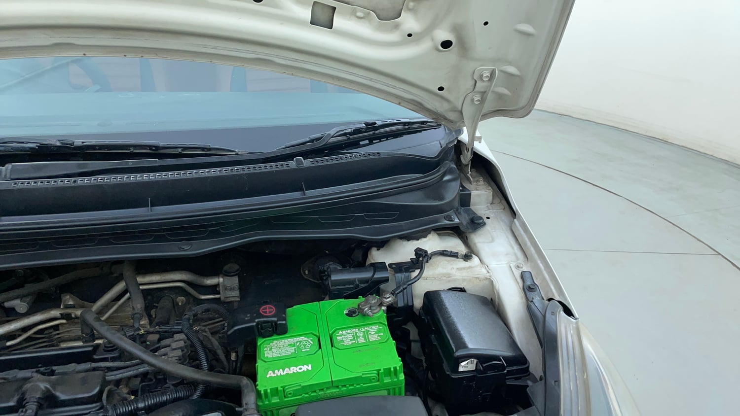 Used 2013 Hyundai i20 Magna (O) 1.2 Petrol Manual engine ENGINE LEFT SIDE HINGE & APRON VIEW