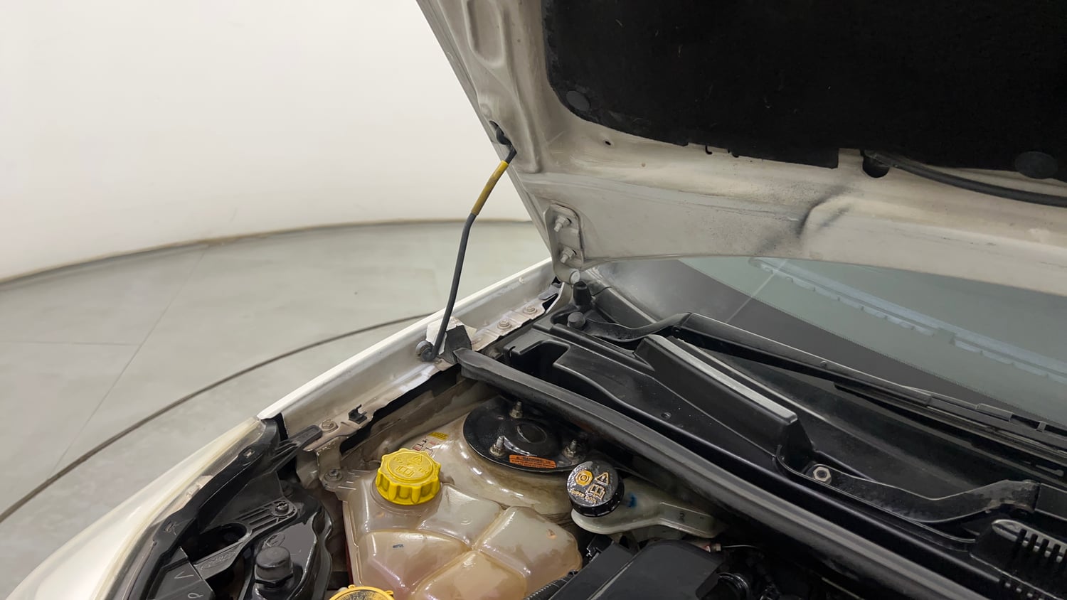 Used 2013 Ford Figo Duratorq Diesel ZXI 1.4 Diesel Manual engine ENGINE RIGHT SIDE HINGE & APRON VIEW