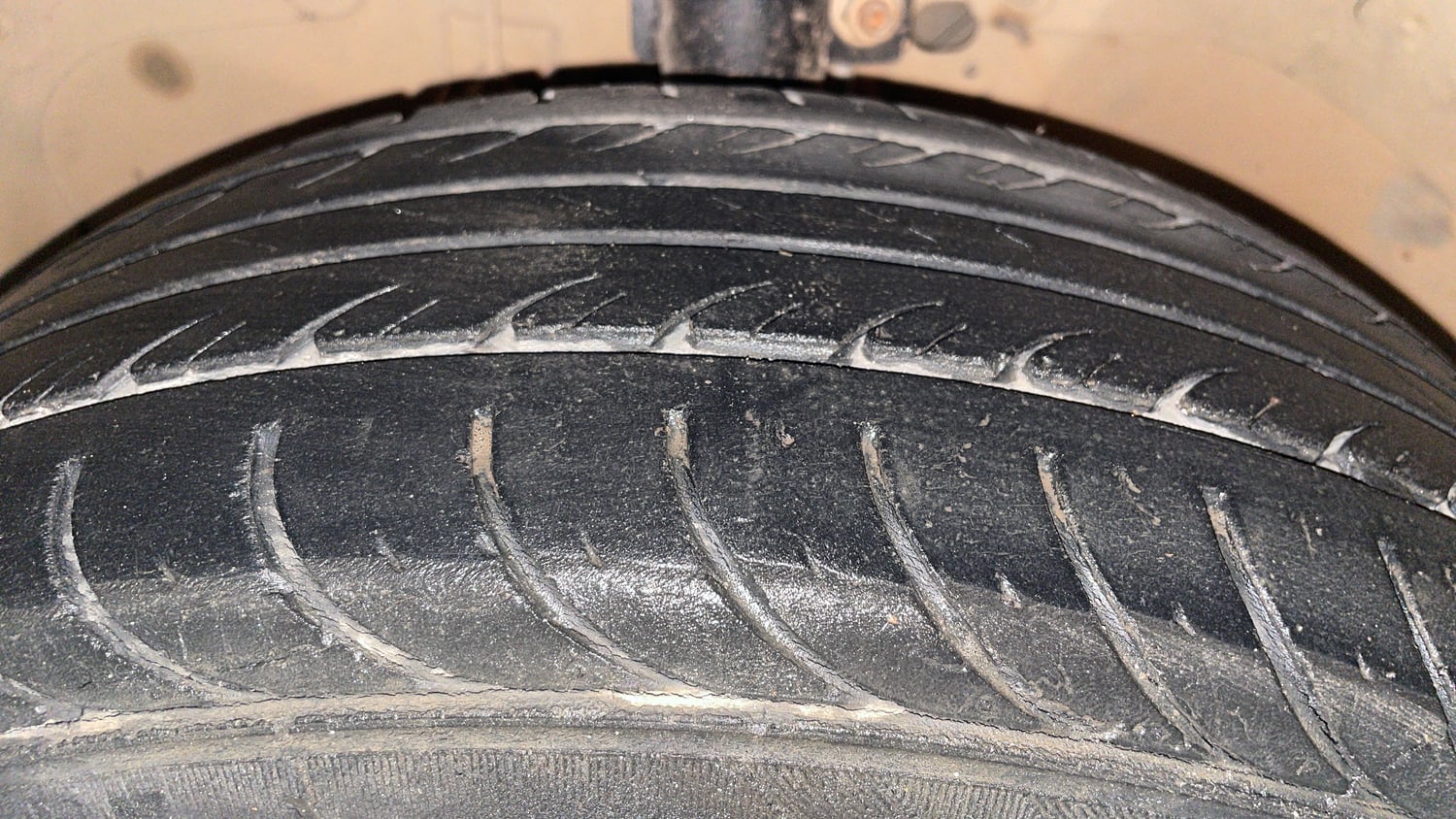 Used 2014 Ford Figo Duratorq Diesel ZXI 1.4 Diesel Manual tyres LEFT FRONT TYRE TREAD VIEW