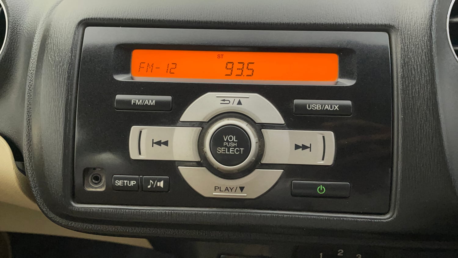 Used 2014 Honda Amaze 1.2 S i-VTEC Petrol Manual top_features Integrated (in-dash) music system