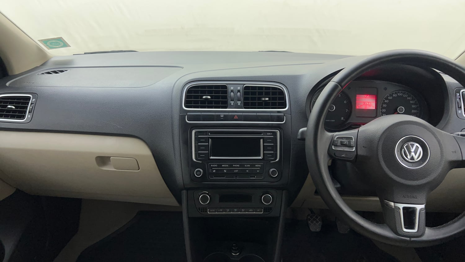 Used 2014 Volkswagen Polo Highline1.2L (P) Petrol Manual interior MUSIC SYSTEM & AC CONTROL VIEW