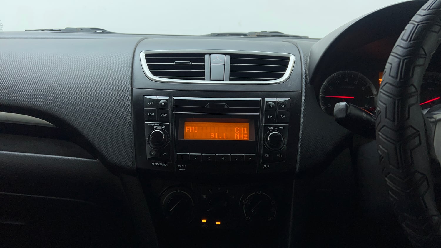 Used 2016 Maruti Suzuki Swift VXi Petrol Manual top_features Integrated (in-dash) music system