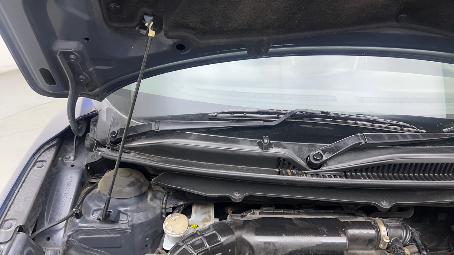 Used 2019 Maruti Suzuki Baleno Zeta Petrol Manual engine ENGINE RIGHT SIDE HINGE & APRON VIEW