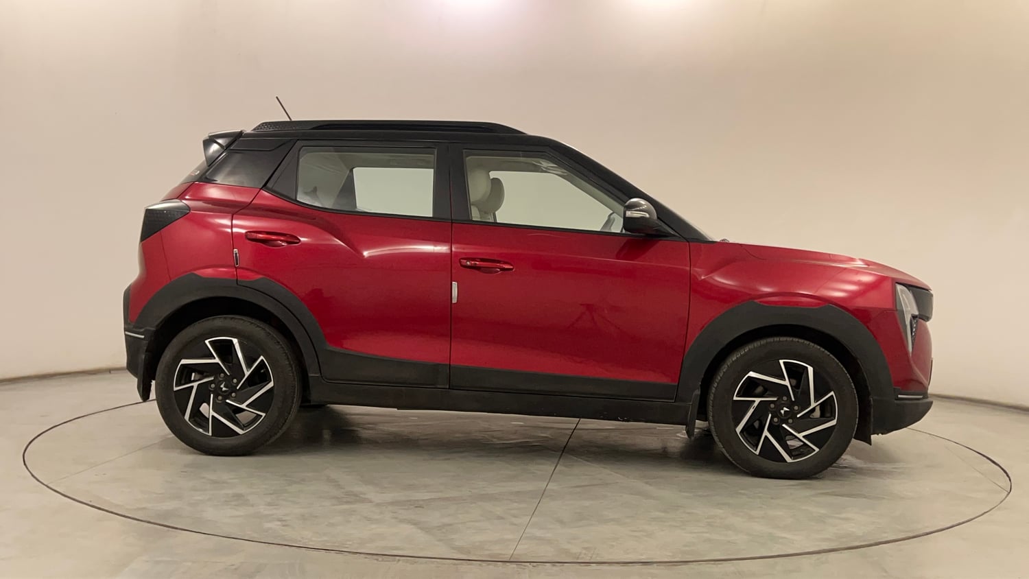 Used 2024 Mahindra XUV 3XO AX7 1.2 Petrol AT Petrol Automatic exterior RIGHT SIDE VIEW