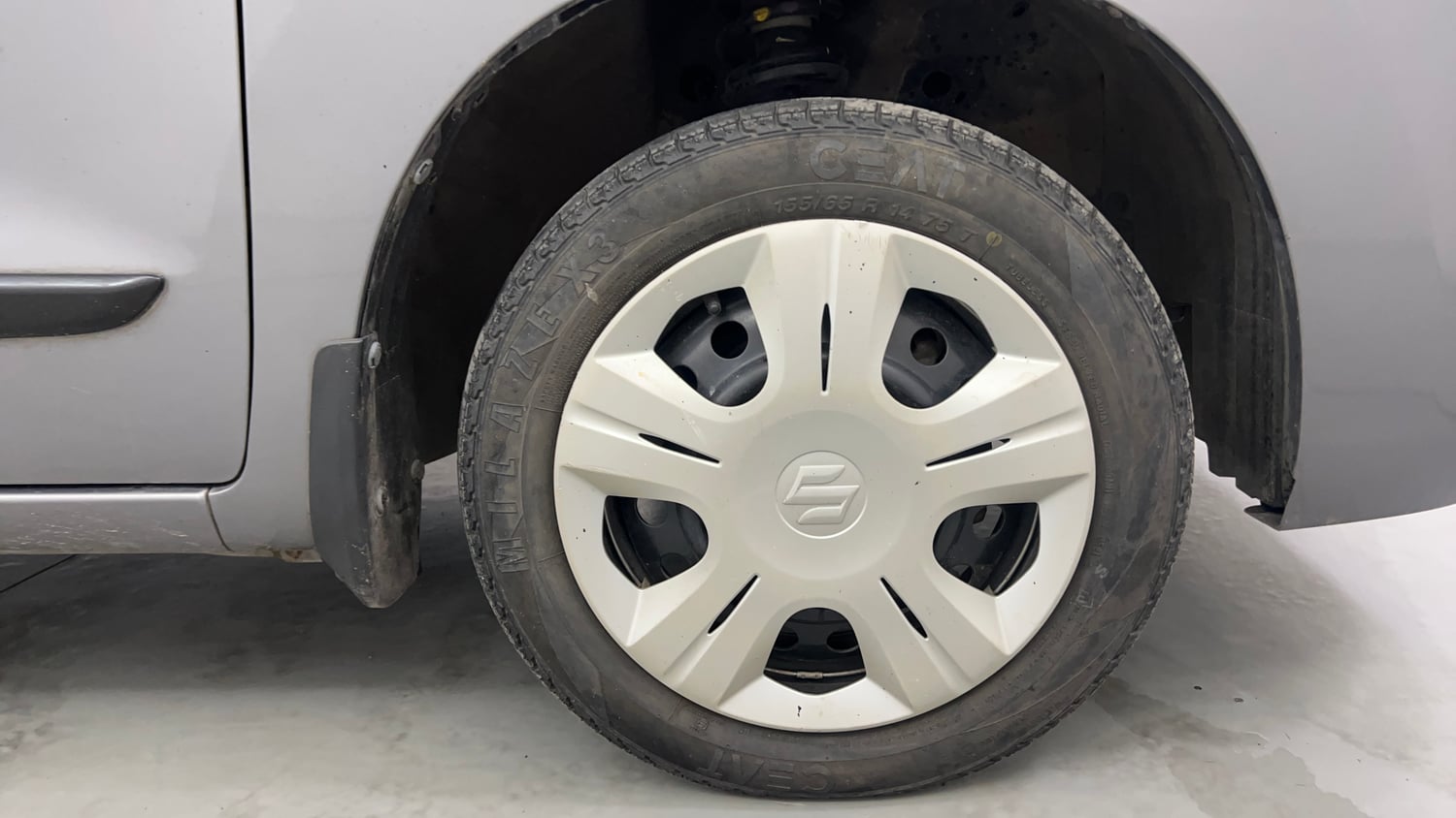 Used 2013 Maruti Suzuki Wagon R VXI Petrol Manual tyres RIGHT FRONT TYRE RIM VIEW