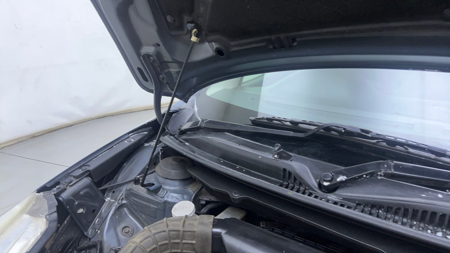 Used 2017 Maruti Suzuki Baleno Zeta 1.2 Petrol Manual engine ENGINE RIGHT SIDE HINGE & APRON VIEW