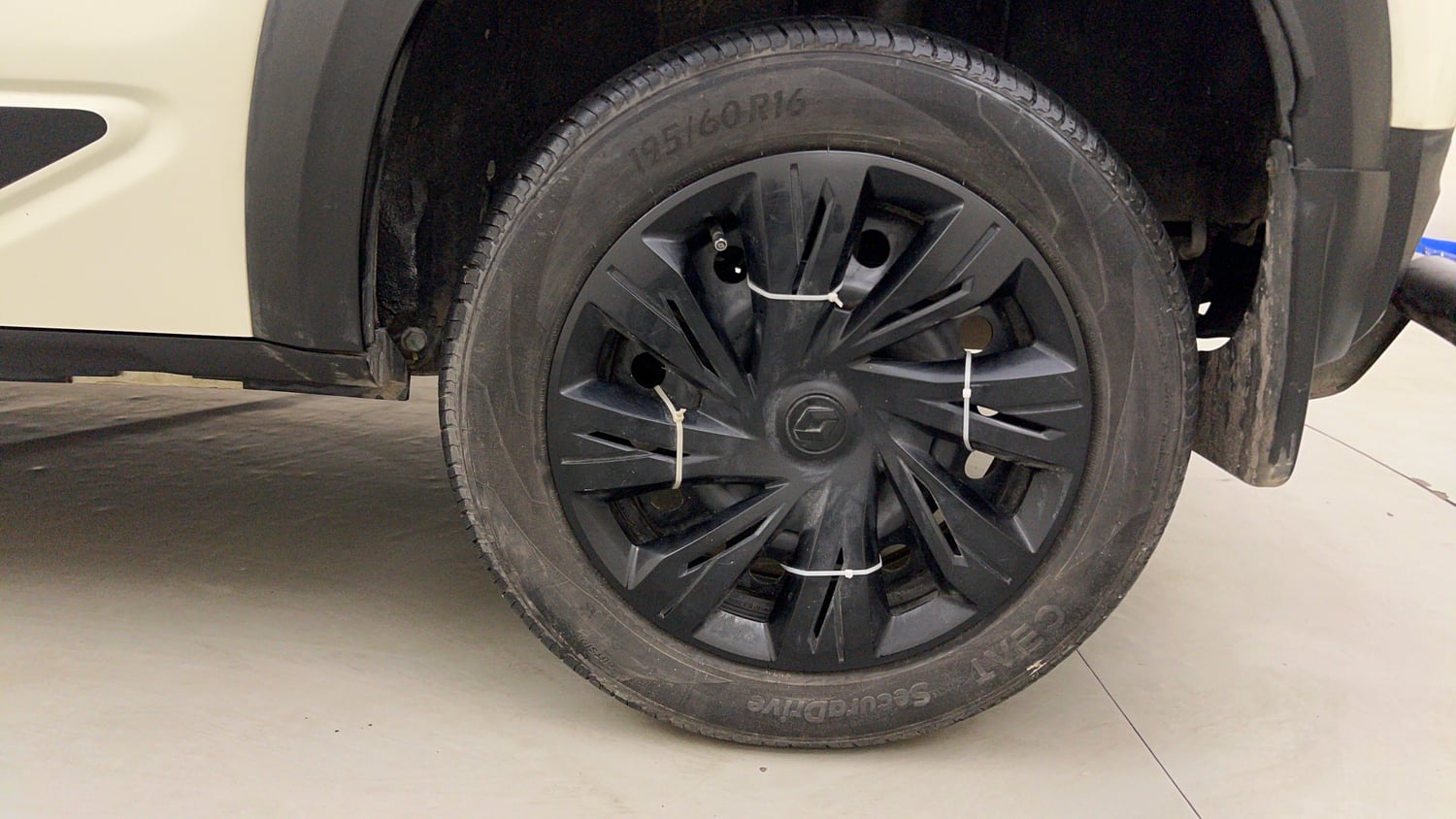 Used 2025 Renault Kiger RXL Petrol Manual tyres LEFT REAR TYRE RIM VIEW
