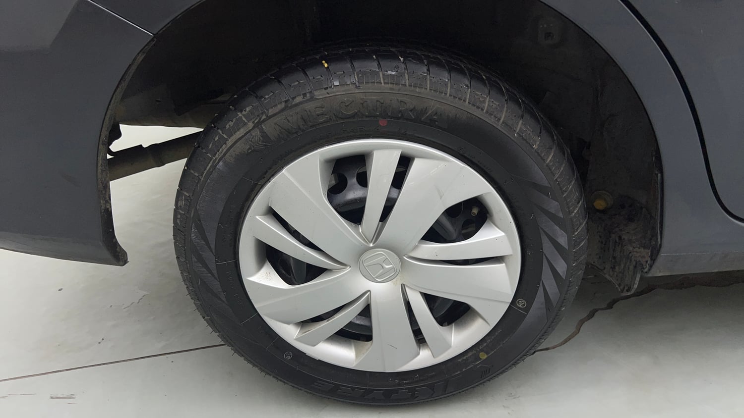 Used 2022 Honda Amaze S MT 1.2 Petrol Petrol Manual tyres RIGHT REAR TYRE RIM VIEW