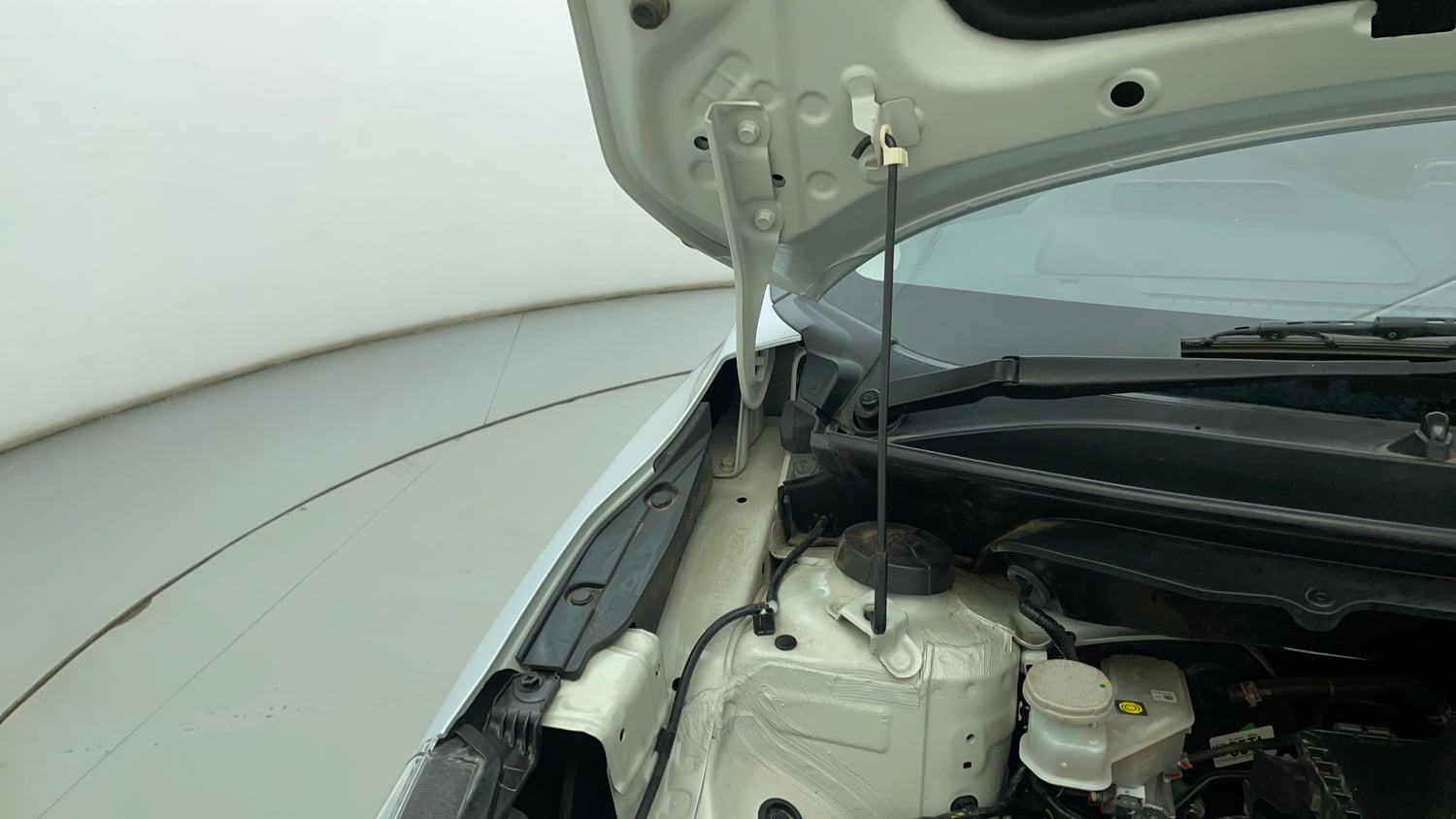 Used 2023 Maruti Suzuki Baleno Alpha AGS Petrol Automatic engine ENGINE RIGHT SIDE HINGE & APRON VIEW