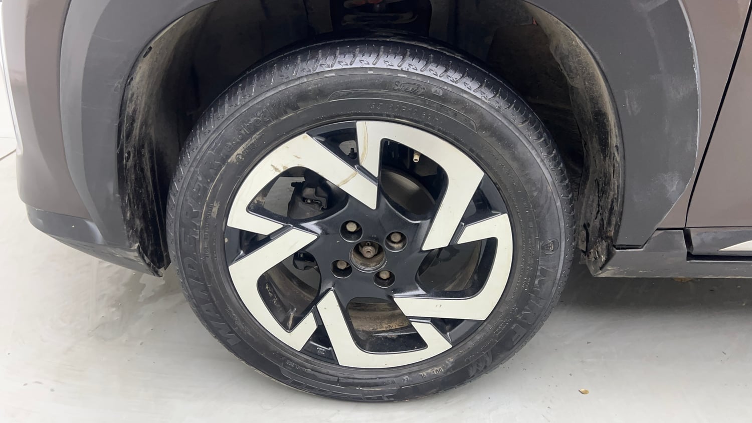 Used 2021 Nissan Magnite XV Turbo Petrol Manual tyres LEFT FRONT TYRE RIM VIEW