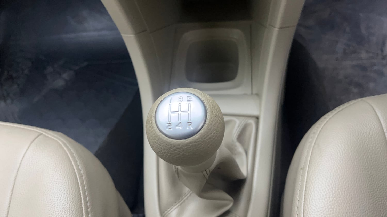 Used 2016 Maruti Suzuki Swift VXi Petrol Manual interior GEAR  KNOB VIEW