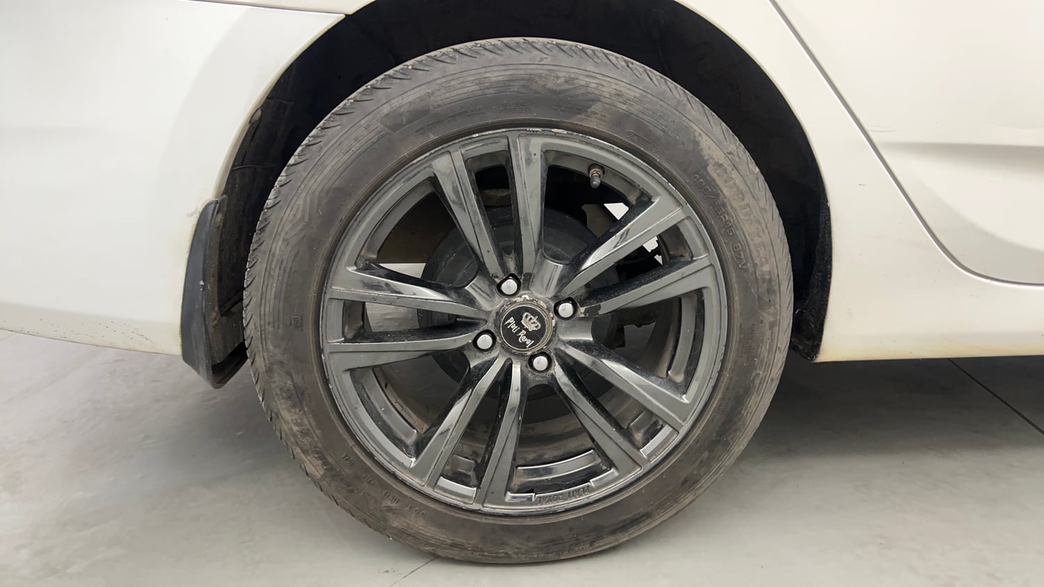 Used 2016 Hyundai Verna 1.6 CRDI S AT Diesel Automatic tyres RIGHT REAR TYRE RIM VIEW