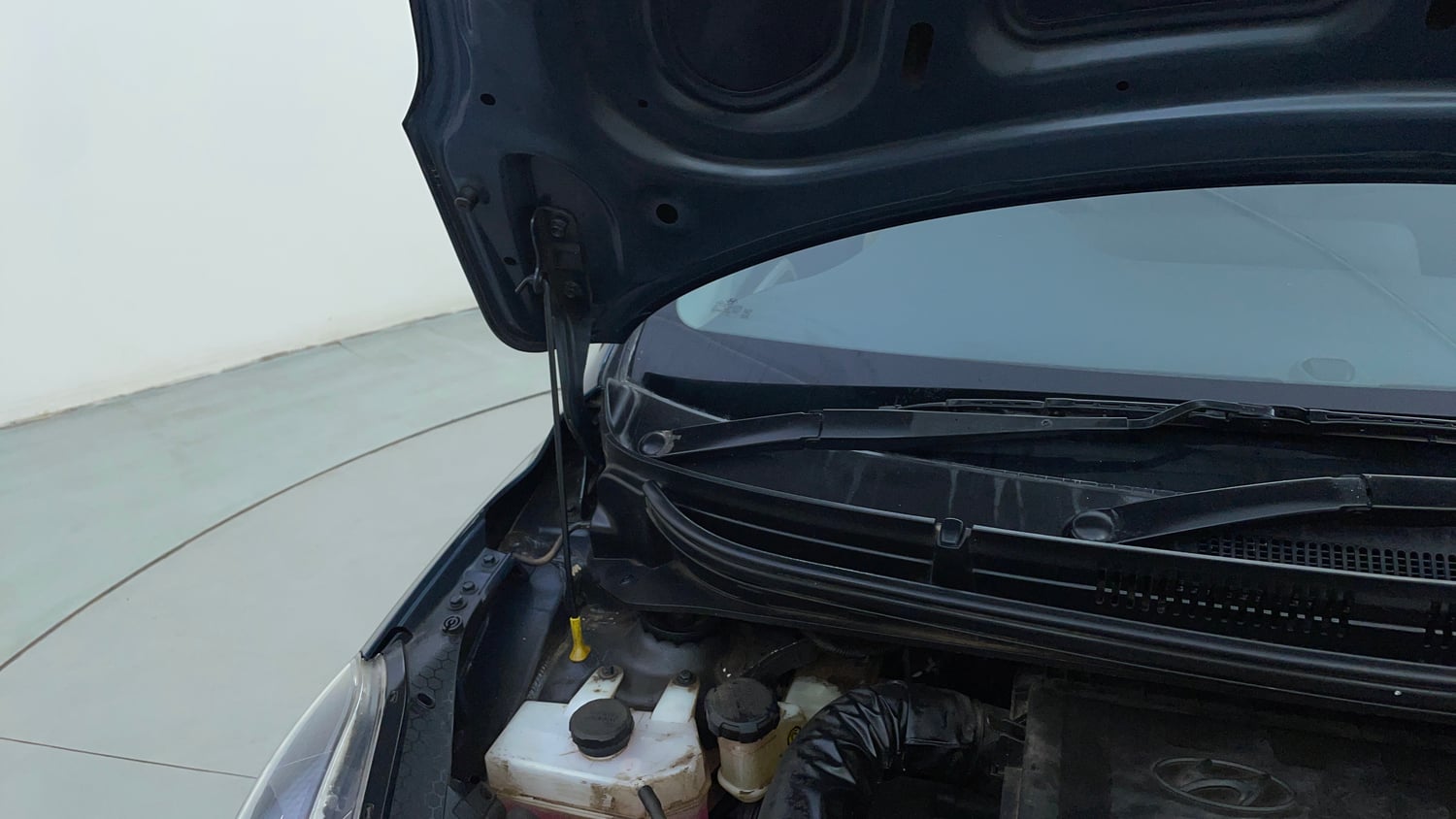 Used 2023 Hyundai Grand i10 Nios Magna 1.2 Kappa VTVT Petrol Manual engine ENGINE RIGHT SIDE HINGE & APRON VIEW
