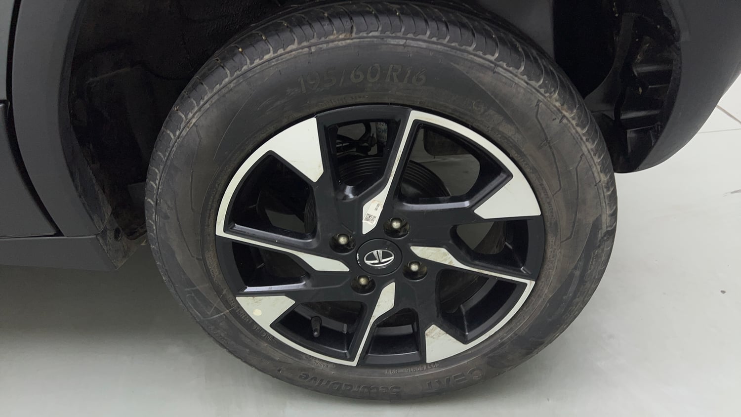 Used 2023 Tata Punch Accomplished Dazzle Pack MT Petrol Manual tyres LEFT REAR TYRE RIM VIEW