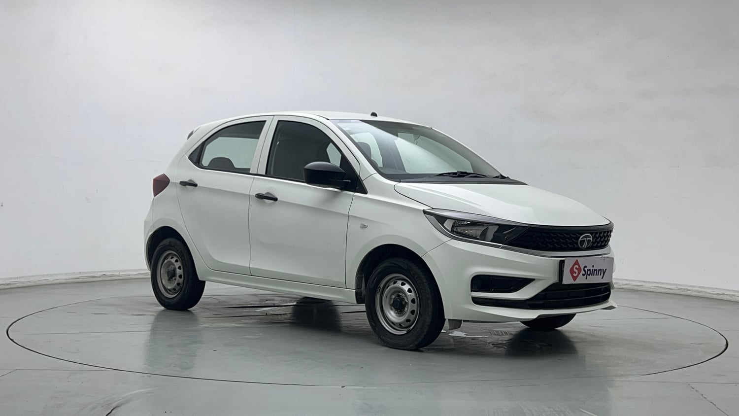 Used 2025 Tata Tiago XE Petrol Manual exterior RIGHT FRONT CORNER VIEW