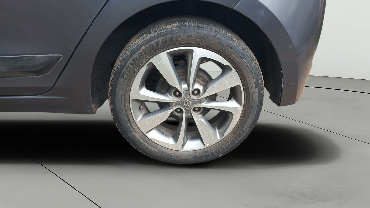Used 2015 Hyundai Elite i20 Asta 1.2 Petrol Manual tyres LEFT REAR TYRE RIM VIEW