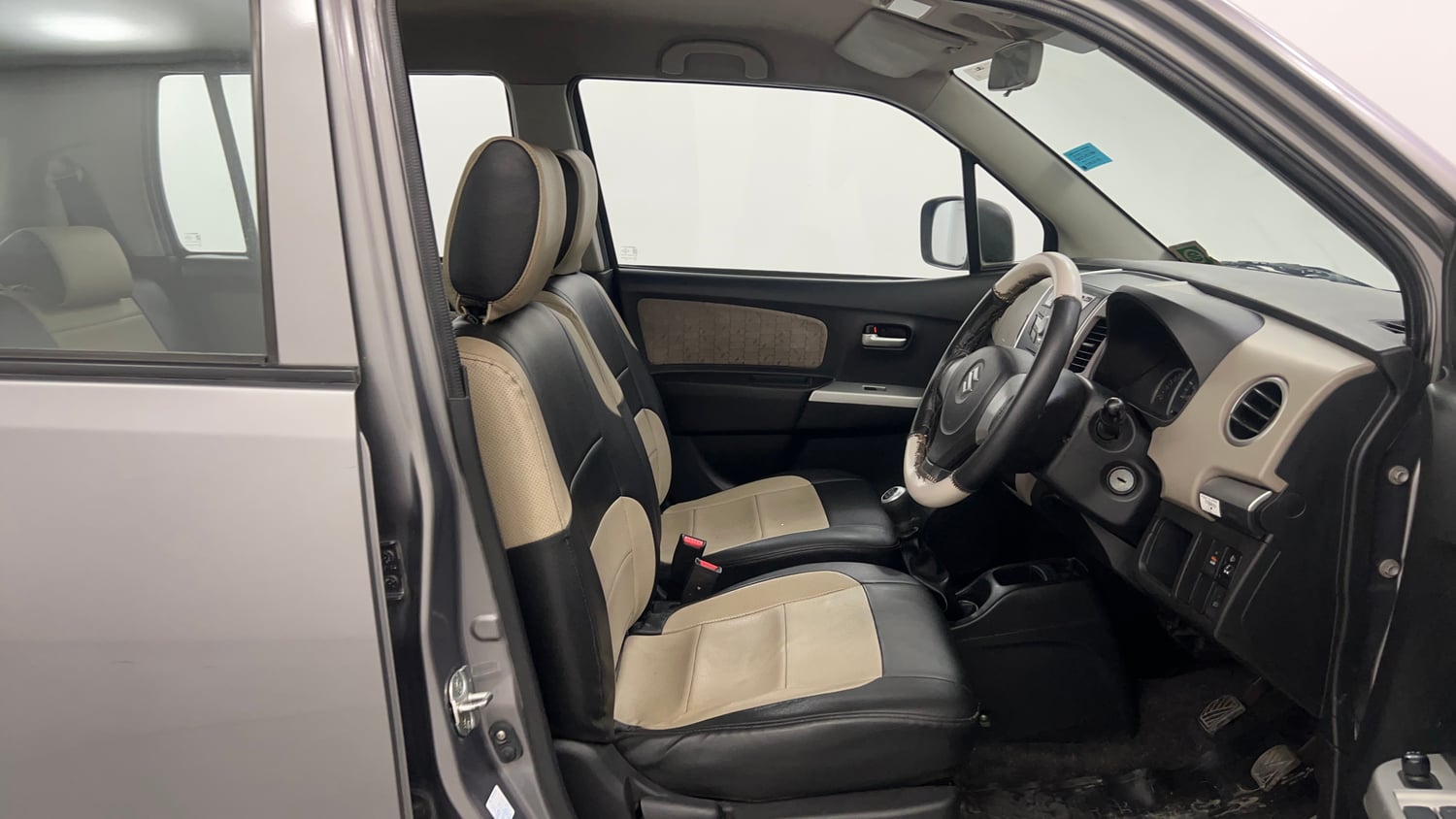Used 2013 Maruti Suzuki Wagon R VXI Petrol Manual interior RIGHT SIDE FRONT DOOR CABIN VIEW