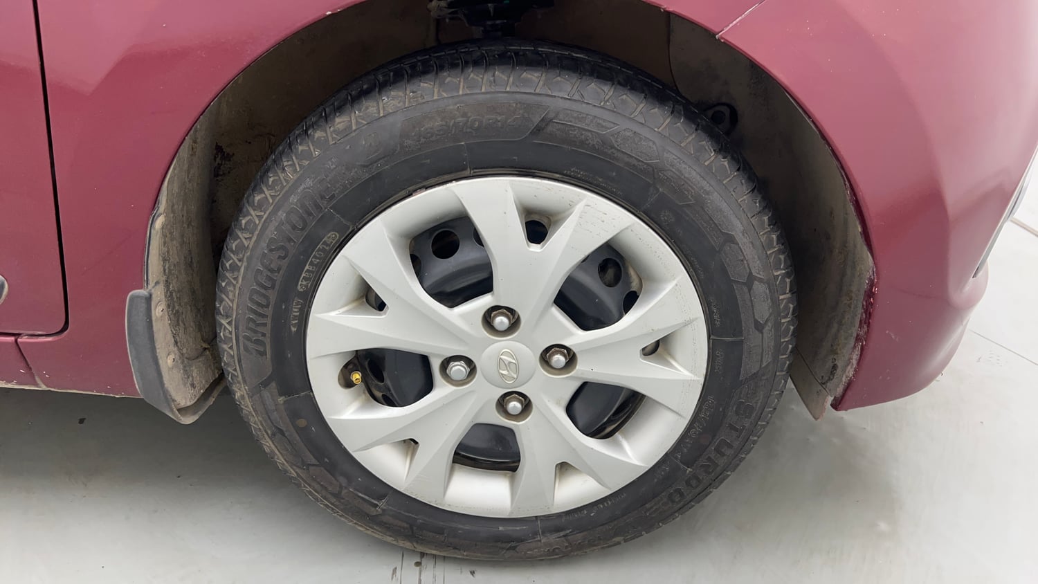 Used 2013 Hyundai Grand i10 Sportz 1.2 Kappa VTVT Petrol Manual tyres RIGHT FRONT TYRE RIM VIEW