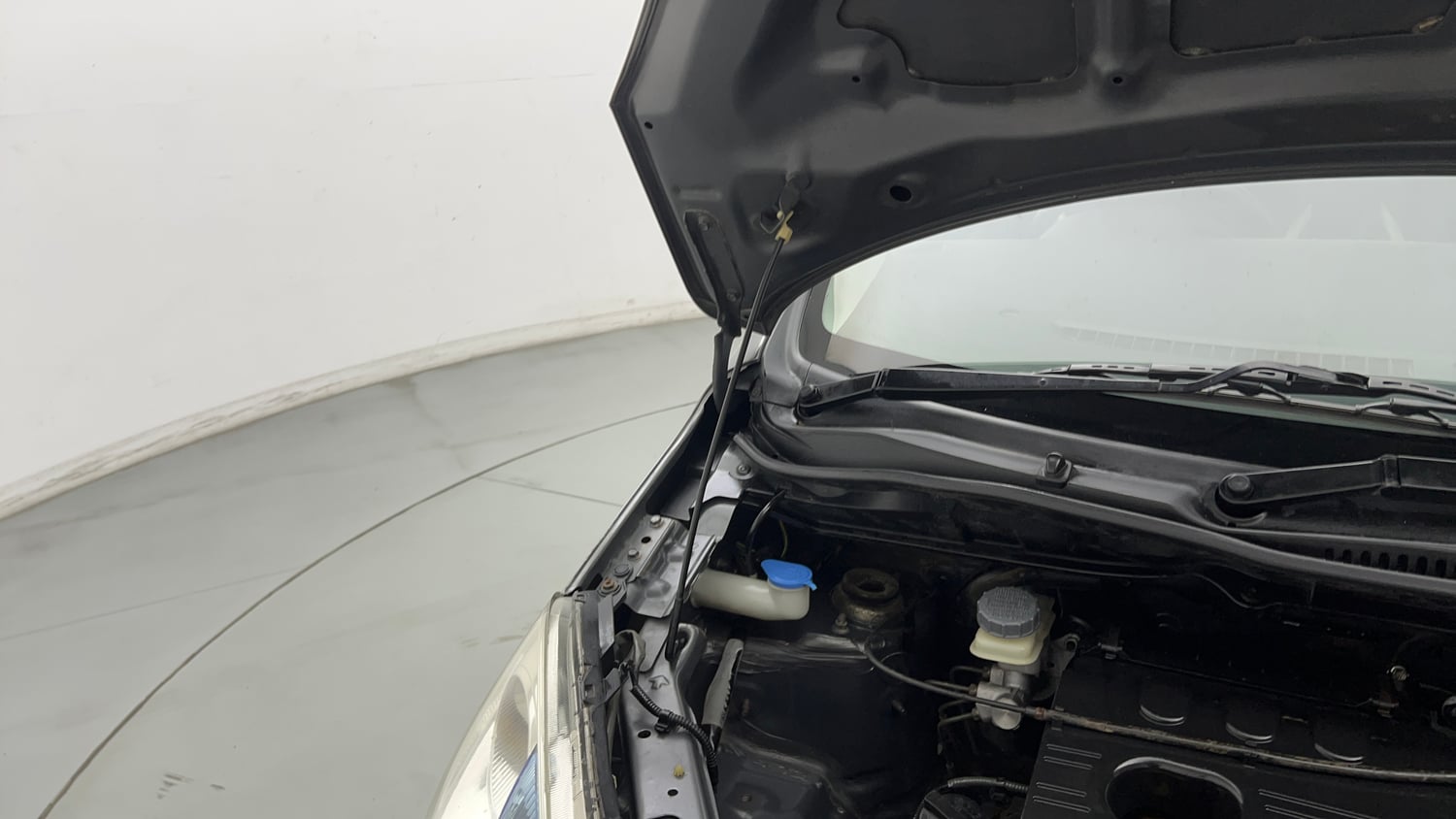 Used 2013 Maruti Suzuki Wagon R VXI Petrol Manual engine ENGINE RIGHT SIDE HINGE & APRON VIEW