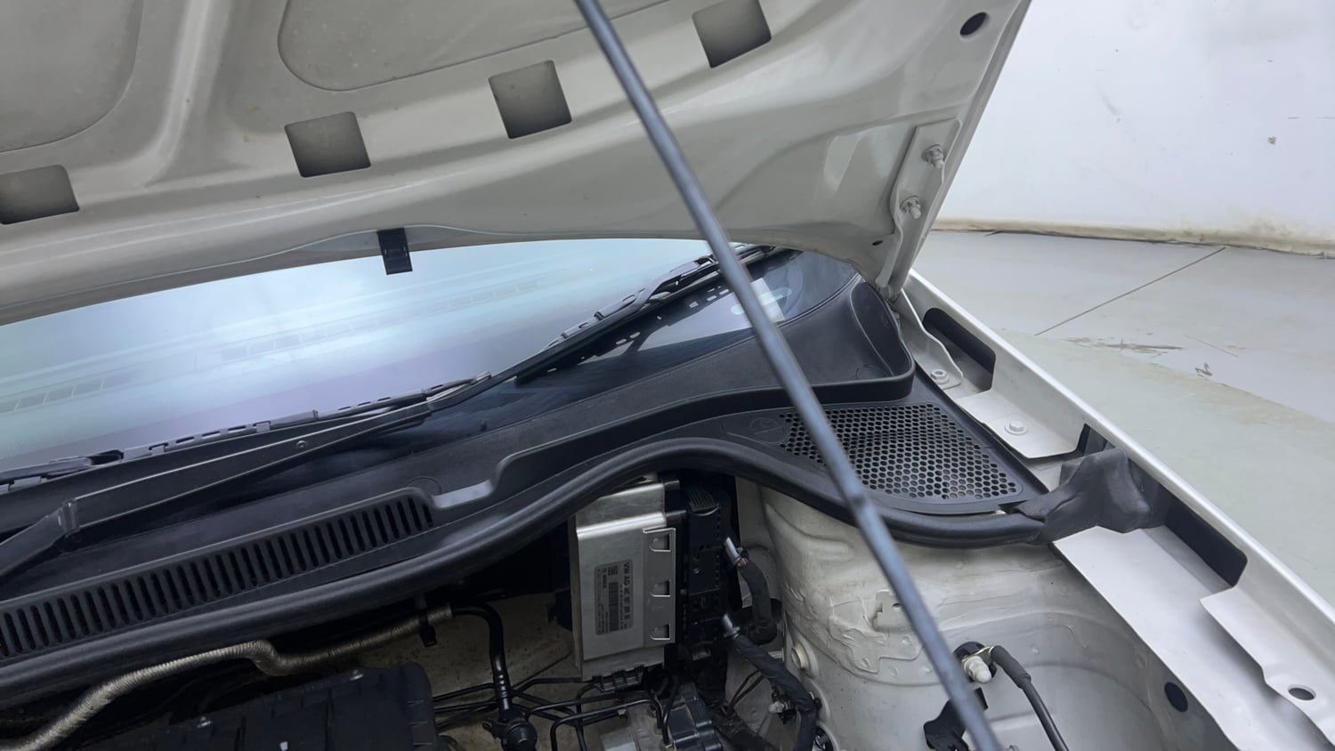 Used 2019 Volkswagen Ameo Highline1.0L (P) Petrol Manual engine ENGINE LEFT SIDE HINGE & APRON VIEW