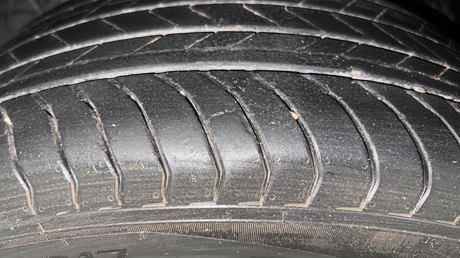 Used 2023 Volkswagen Taigun Topline 1.0 TSI AT Petrol Automatic tyres LEFT FRONT TYRE TREAD VIEW