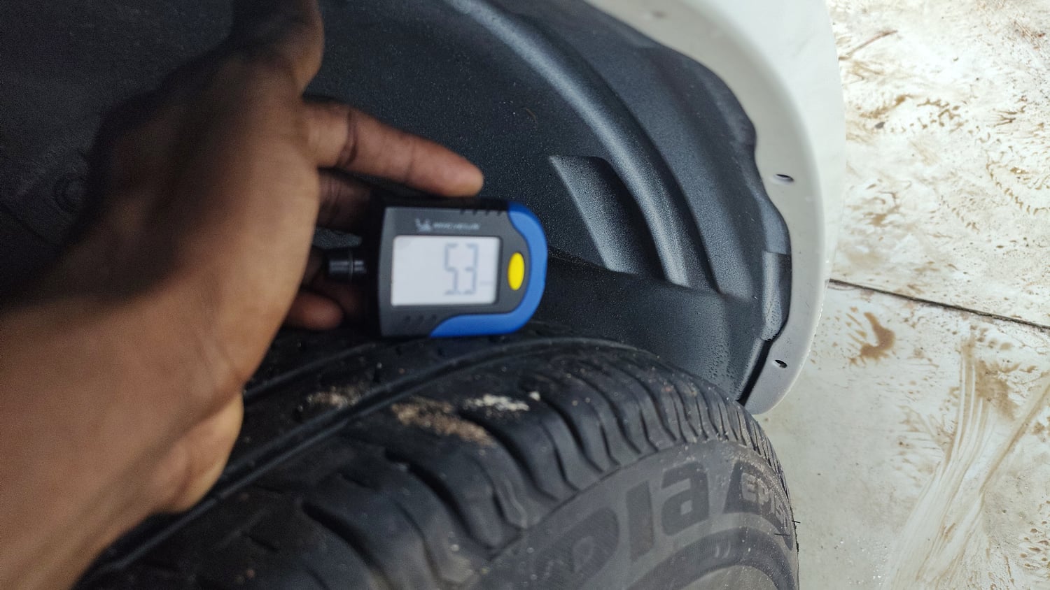 Used 2014 Maruti Suzuki Swift Dzire VXI Petrol Manual tyres RIGHT FRONT TYRE TREAD VIEW