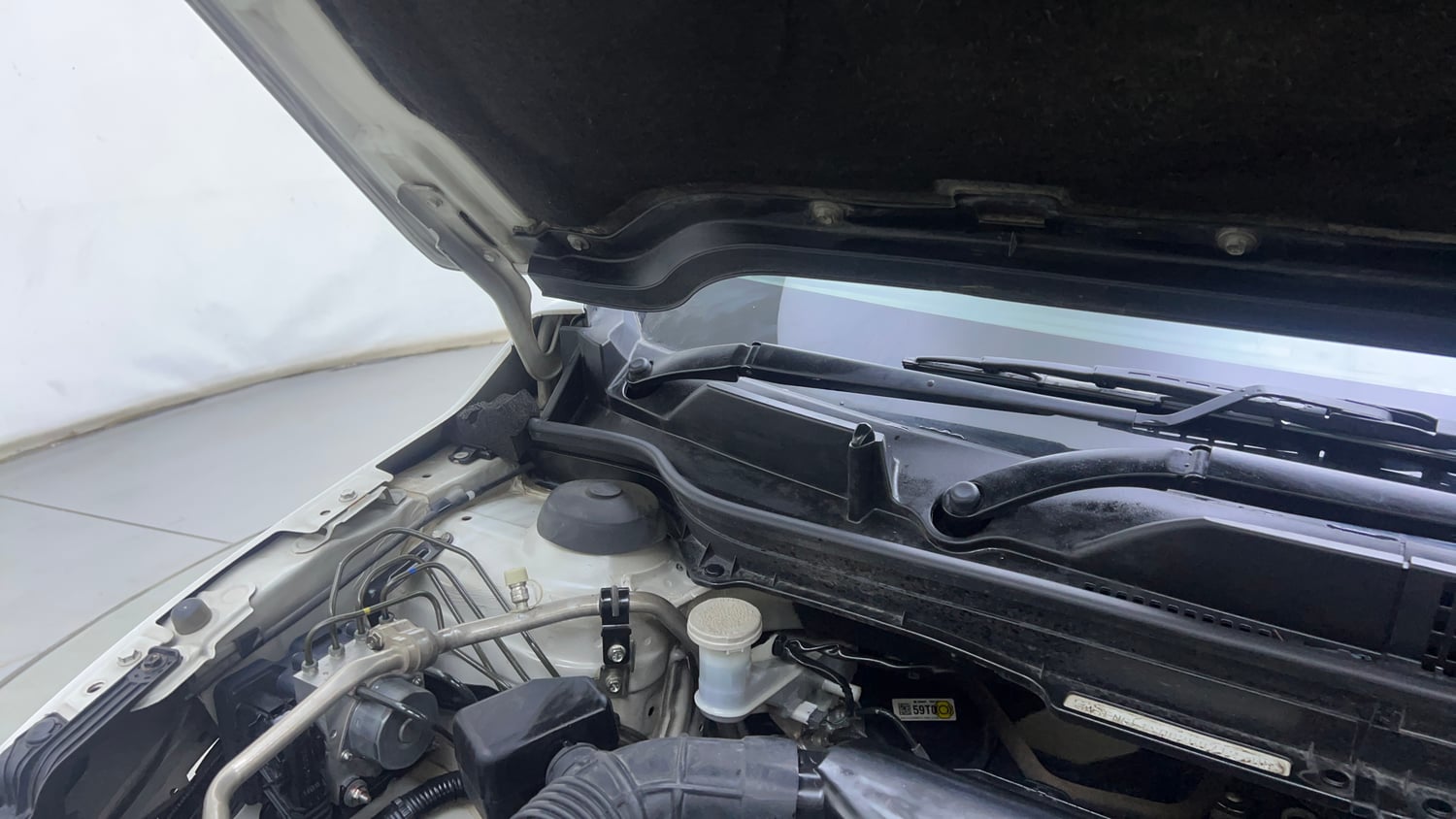 Used 2021 Maruti Suzuki S-Cross Zeta AT Petrol Automatic engine ENGINE RIGHT SIDE HINGE & APRON VIEW