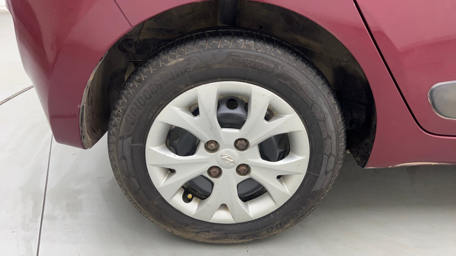 Used 2013 Hyundai Grand i10 Sportz 1.2 Kappa VTVT Petrol Manual tyres RIGHT REAR TYRE RIM VIEW