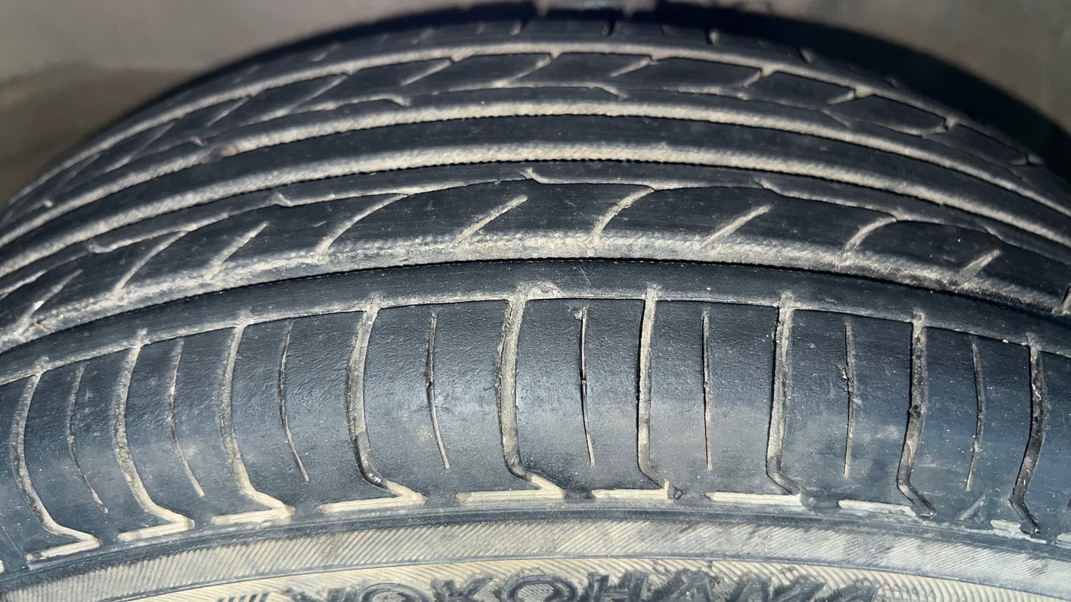 Used 2016 Maruti Suzuki Wagon R 1.0 VXI AMT Petrol Automatic tyres LEFT FRONT TYRE TREAD VIEW