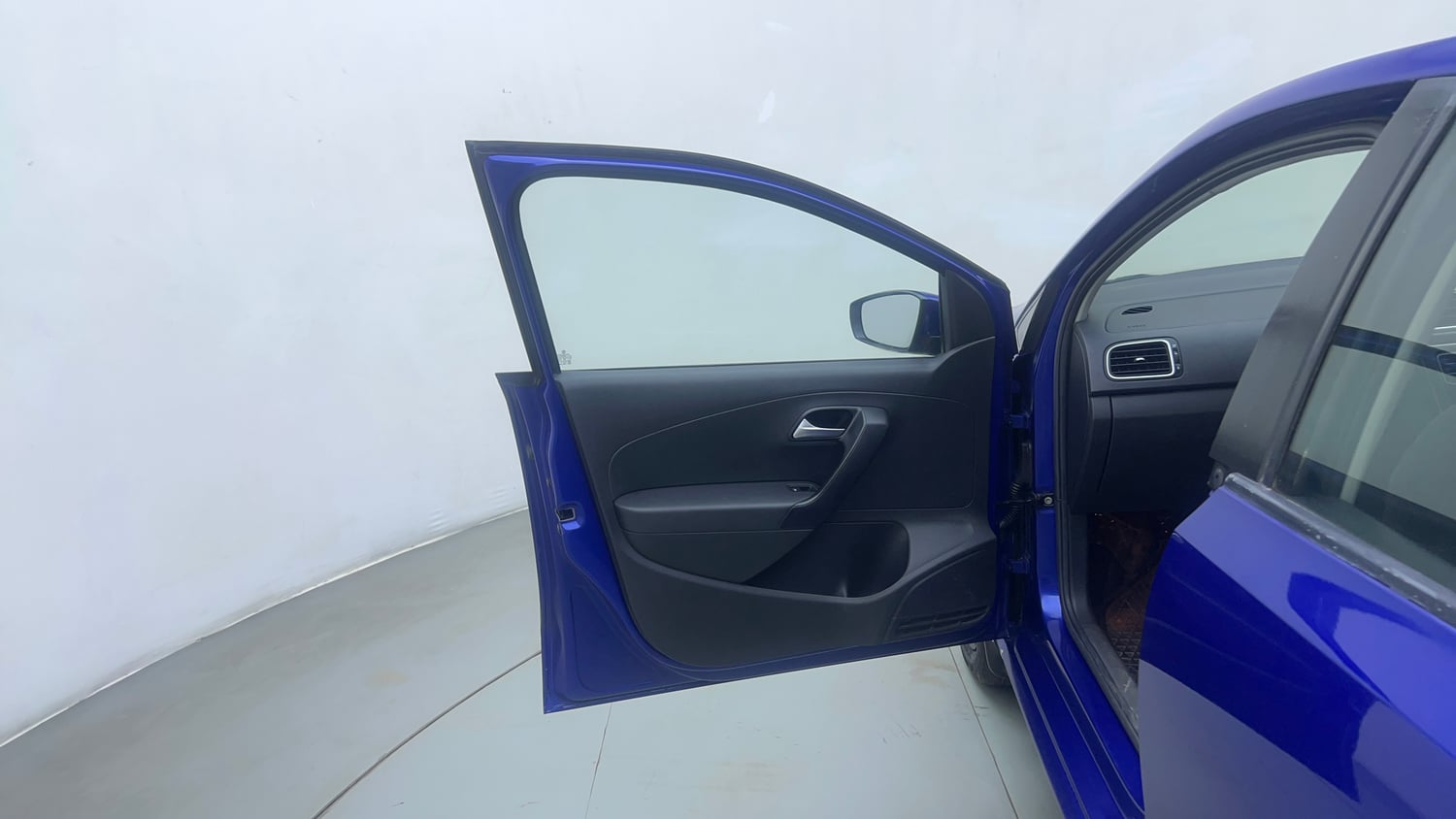 Used 2019 Volkswagen Polo Highline Plus 1.0 (P) 16 Alloy Petrol Manual interior LEFT FRONT DOOR OPEN VIEW