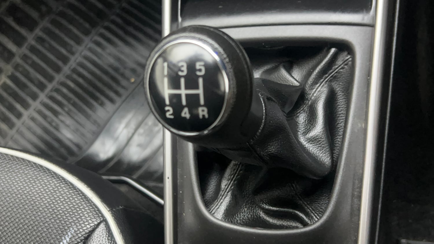 Used 2019 Maruti Suzuki Baleno Zeta Petrol Manual interior GEAR  KNOB VIEW