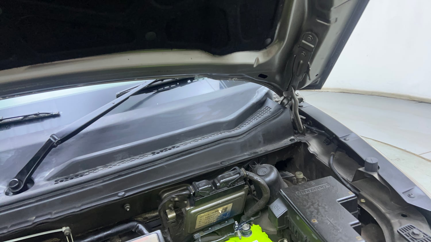 Used 2016 Mahindra KUV100 K6+ 6 STR Petrol Manual engine ENGINE LEFT SIDE HINGE & APRON VIEW