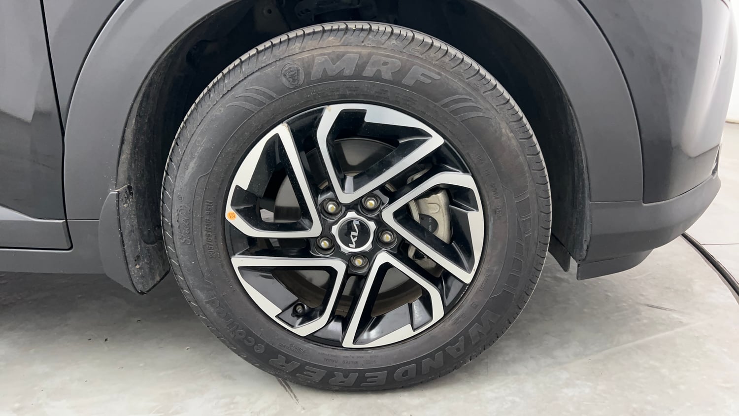 Used 2024 Kia Carens Luxury Plus 1.5 Diesel AT 7 STR Diesel Automatic tyres RIGHT FRONT TYRE RIM VIEW