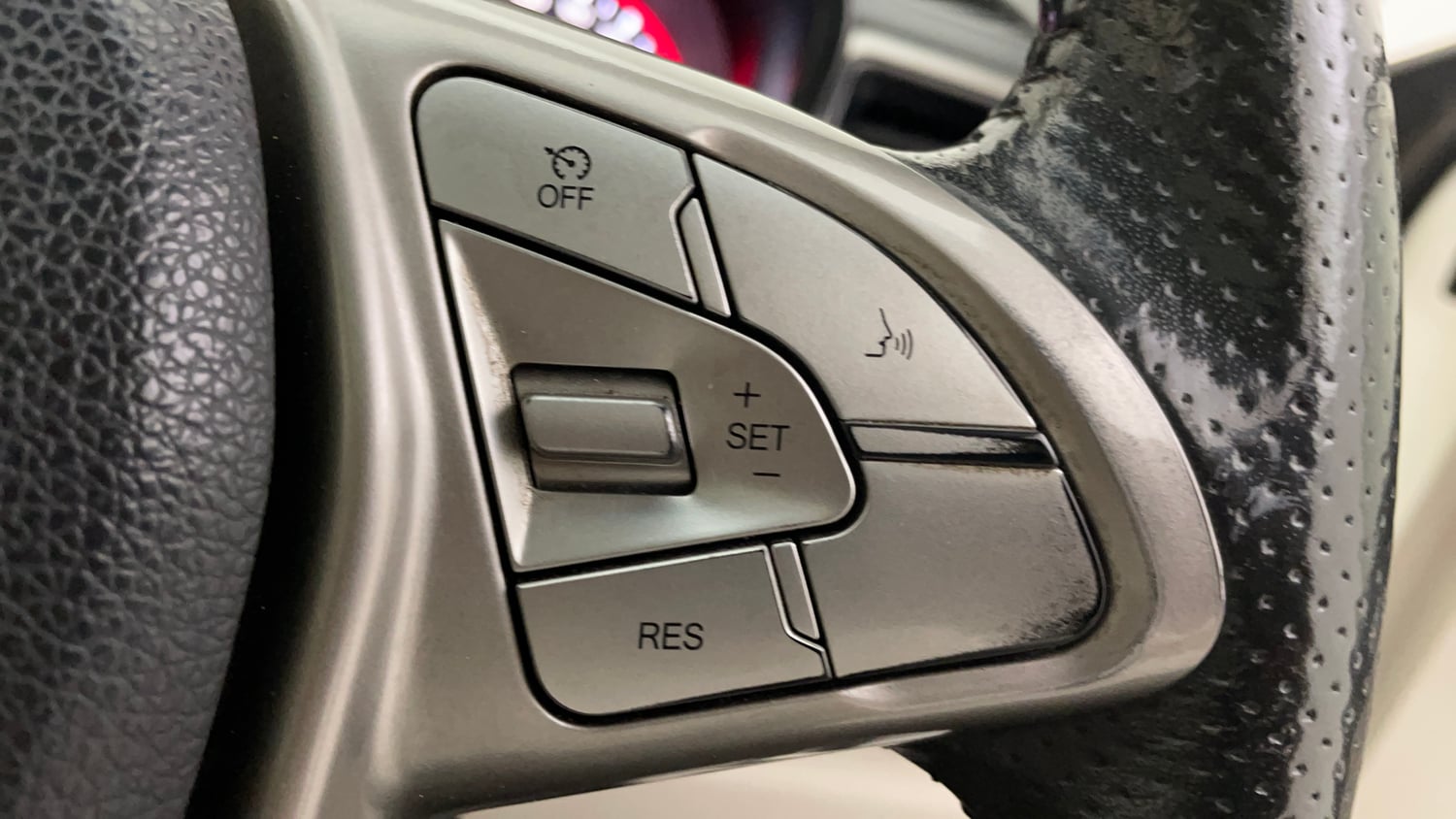 Used 2022 Mahindra XUV 300 W8 (O) 1.5 Diesel AMT Diesel Automatic top_features Cruise control
